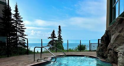 Lake Superior Two Queen Bed Studio~Pool/Hot tub-Burlington Bay