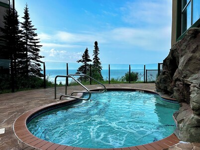 Lake Superior Two Queen Bed Studio~Pool/Hot tub-Burlington Bay