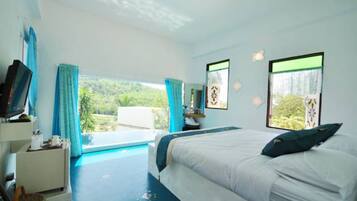 Deluxe studio, uitzicht op zwembad | Een bureau, gratis wifi