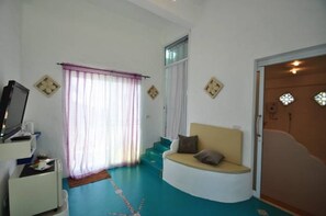 Deluxe Studio, Mountain View | Desk, free WiFi