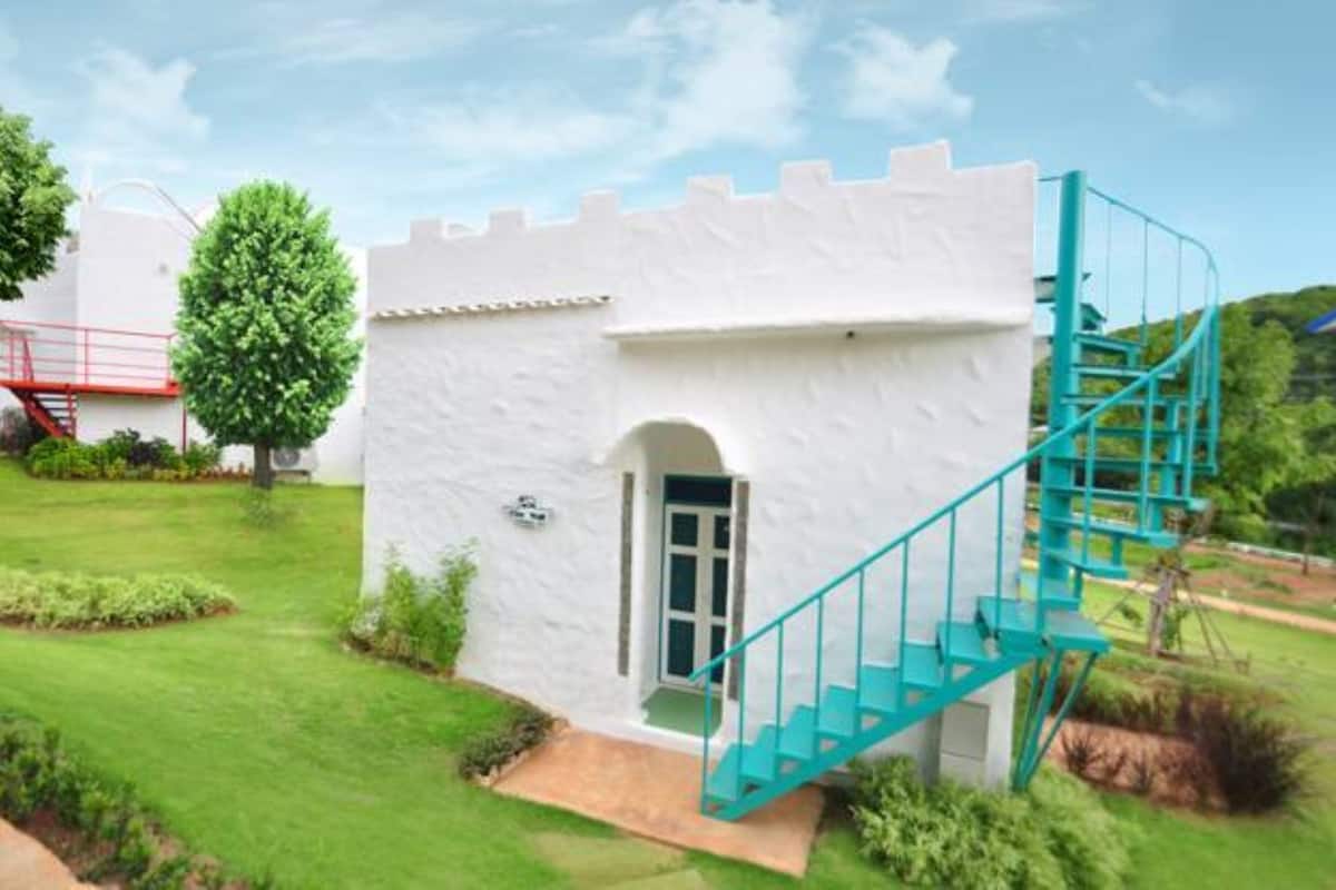 Deluxe Room, Balcony, Mountain View | Desk, free WiFi