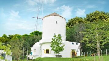 Quarto triplo, vista para o jardim | Escrivaninha, Wi-Fi de cortesia