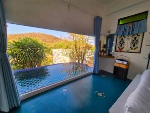 Studio – deluxe, bassengutsikt | Skrivebord og wi-fi (inkludert)