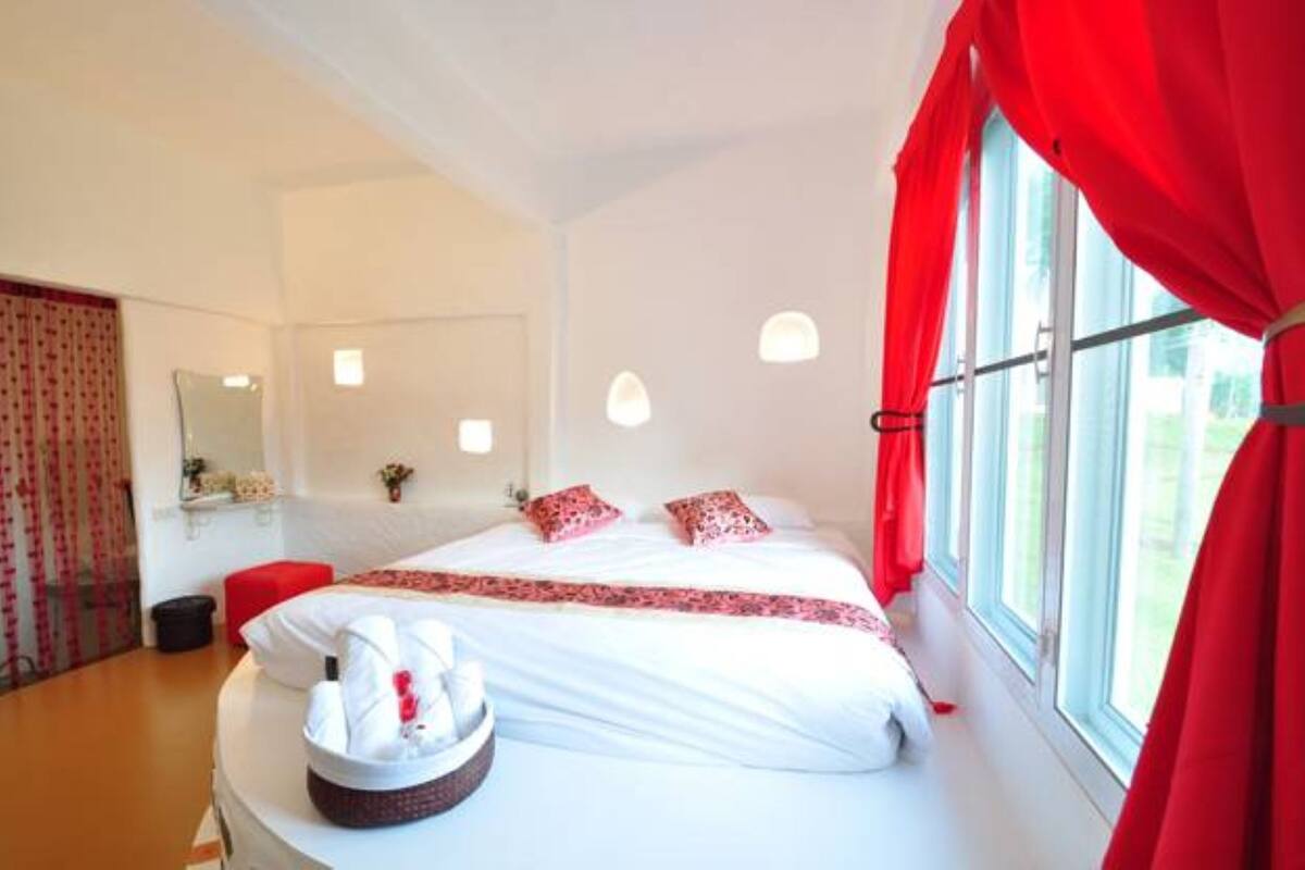 Family Room, Balcony | Desk, free WiFi