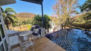 Deluxe studio, uitzicht op zwembad | Een bureau, gratis wifi