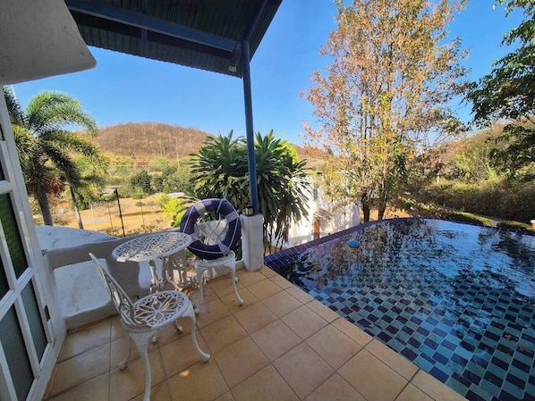 Estúdio luxo, vista para a piscina | Escrivaninha, Wi-Fi de cortesia