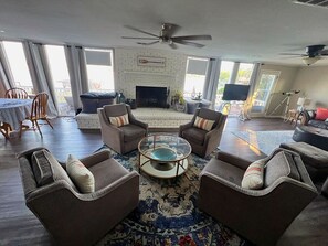 TV connectée, cheminée, jeux vidéo, lecteur de DVD