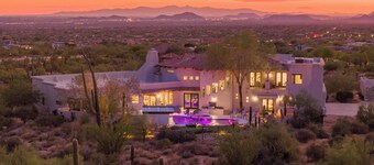 HÓZHÓ Pinnacle Peak | Pool | Golf Sim | Views