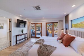 10 bedrooms, iron/ironing board, WiFi, bed sheets - HÓZHÓ Pinnacle Peak | Pool | Golf Sim | Views (Scottsdale)