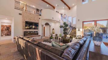 Televisión, chimenea, oficina