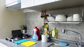 Refrigerador, microondas, parrilla de estufa y tetera elรฉctrica