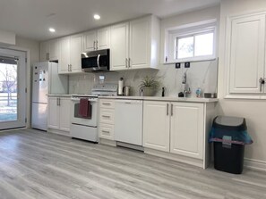 Micro-ondas, fogão, lava-louças