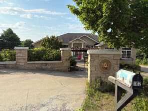 Property grounds - three bedroom share kitchen, dining room, leaving room, with AC in Colborne (Colborne)