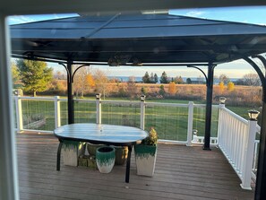 Outdoor dining - three bedroom share kitchen, dining room, leaving room, with AC in Colborne (Colborne)