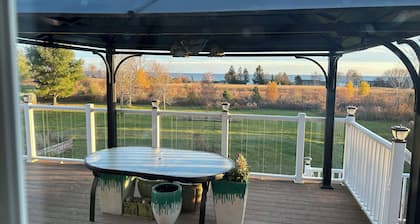 three bedroom share kitchen, dining room, leaving room, with AC in Colborne