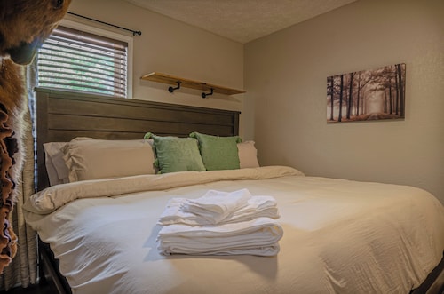 Cozy Bungalow Retreat w FirePit & Grill