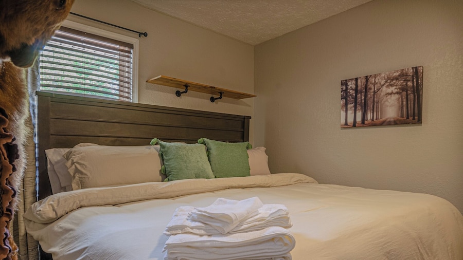 Cozy Bungalow Retreat w FirePit & Grill