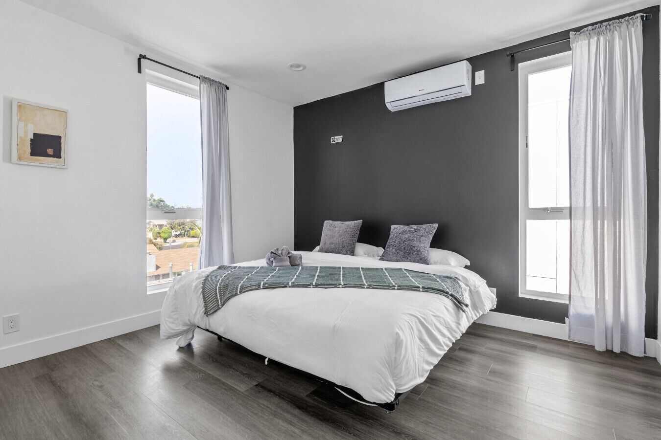 2 habitaciones, escritorio y tabla de planchar con plancha 