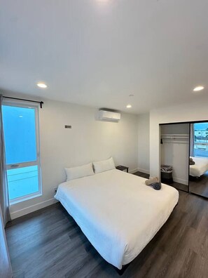 2 bedrooms, desk, iron/ironing board, travel crib