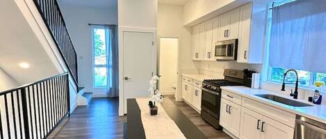 ثلاجة، ميكروويف، فرن، غسالة أطباق