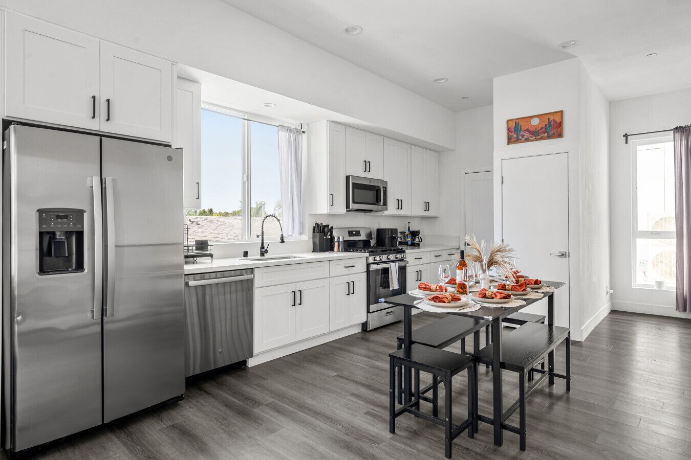 Kjøleskap, mikrobølgeovn, ovn og oppvaskmaskin