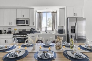 Jääkaappi, mikroaaltouuni, uuni, astianpesukone