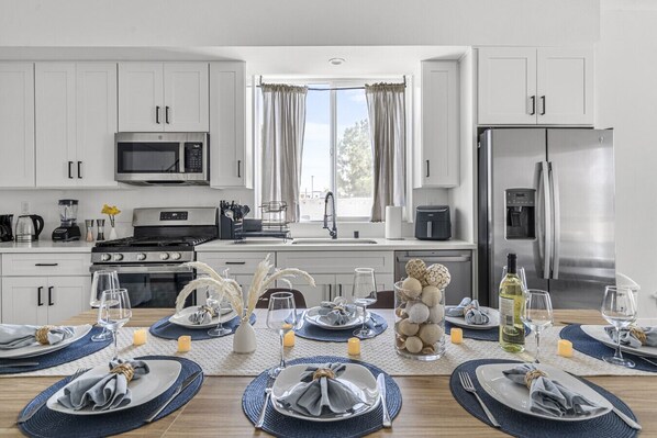 ثلاجة، ميكروويف، فرن، غسالة أطباق