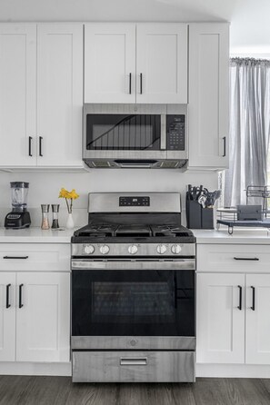 Kühlschrank, Mikrowelle, Ofen, Geschirrspüler