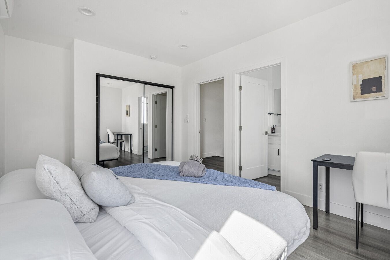 2 makuuhuonetta, työpöytä, silitysrauta/-lauta, vauvan matkasänky