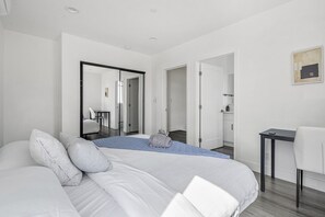 4 Schlafzimmer, Schreibtisch, Bügeleisen/Bügelbrett, Reisekinderbett