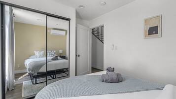 2 soverom, skrivebord, strykejern/-brett og reiseseng for barn