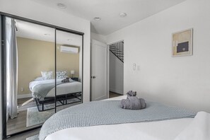 2 habitaciones, escritorio y tabla de planchar con plancha 