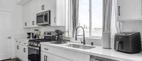 Geladeira, micro-ondas, fogão, lava-louças