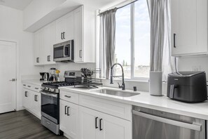 ثلاجة، ميكروويف، فرن، غسالة أطباق