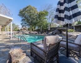 Una piscina al aire libre de temporada