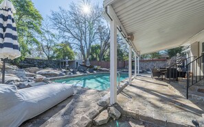 Seasonal outdoor pool - Charming Columbus Retreat 3BR Pool&Games (Columbus)