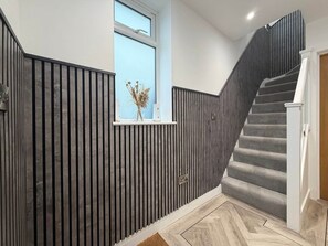 Interior - Amora Stays, Luxury 3 bedroom home, in the heart of Aylesbury. (Aylesbury)