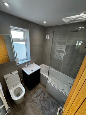 Hair dryer, towels, toilet paper - Amora Stays, Luxury 3 bedroom home, in the heart of Aylesbury. (Aylesbury)