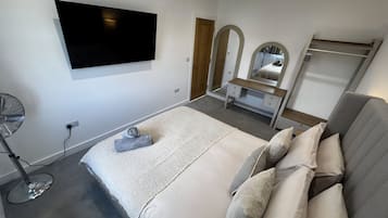 3 bedrooms, in-room safe, iron/ironing board, free WiFi