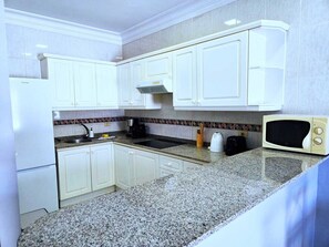 Kühlschrank, Mikrowelle, Herdplatte, Wasserkocher mit Kaffee-/Teezubehör