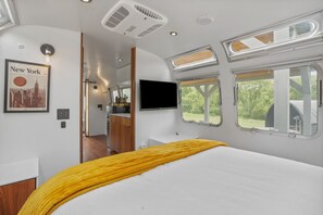1 bedroom, WiFi, bed sheets - All Season Luxury Airstream Glamping Unit 1 of 6, On-Site Hiking, Sauna (Rockbridge)