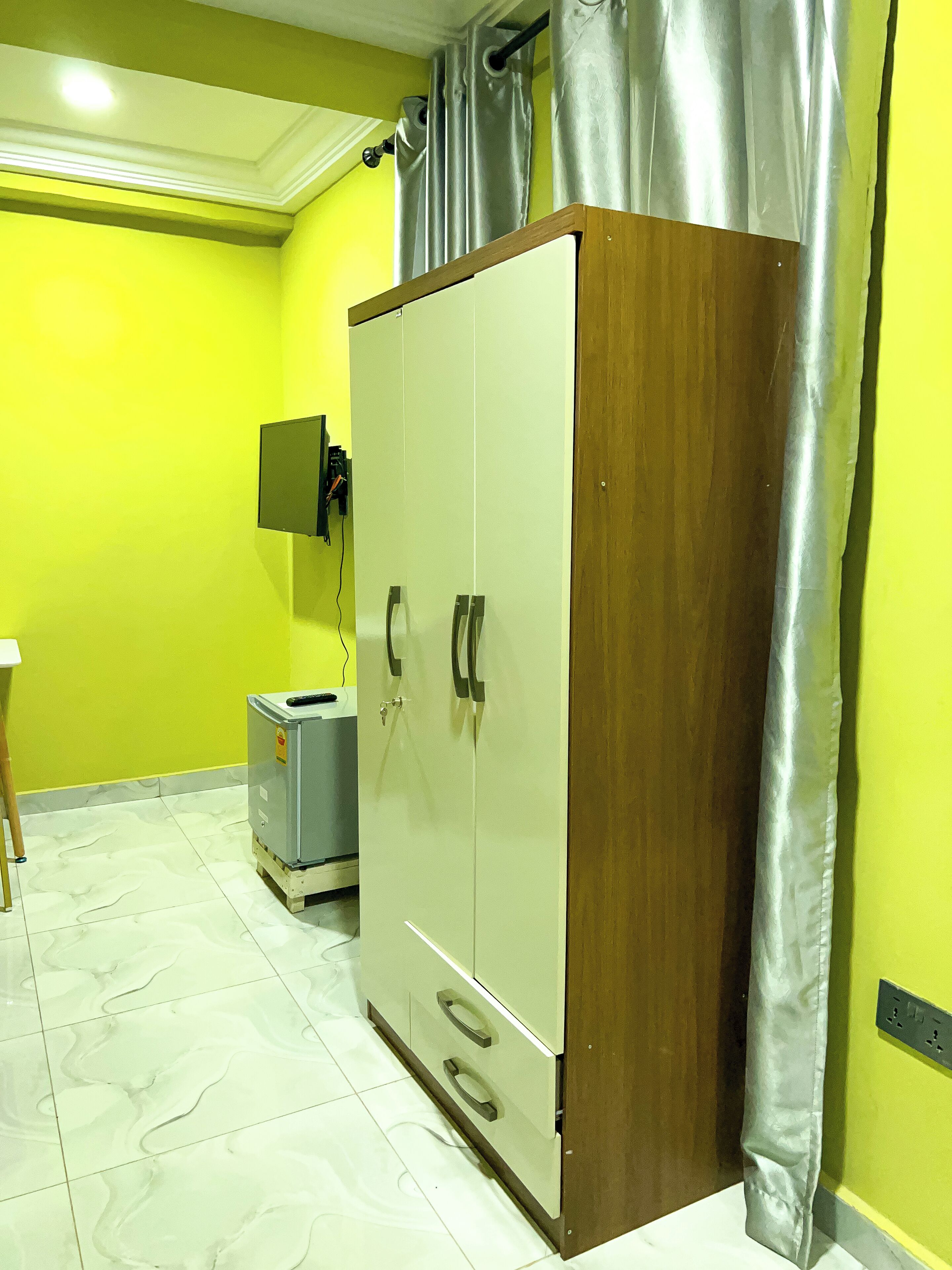 Deluxe Studio, 1 King Bed | In-room safe, desk, laptop workspace, iron/ironing board