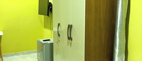 Deluxe Studio, 1 King Bed | In-room safe, desk, laptop workspace, iron/ironing board