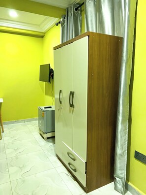 豪華開放式客房, 1 張特大雙人床 | 客房內保險箱、書桌、筆電工作空間、熨斗/熨衣板