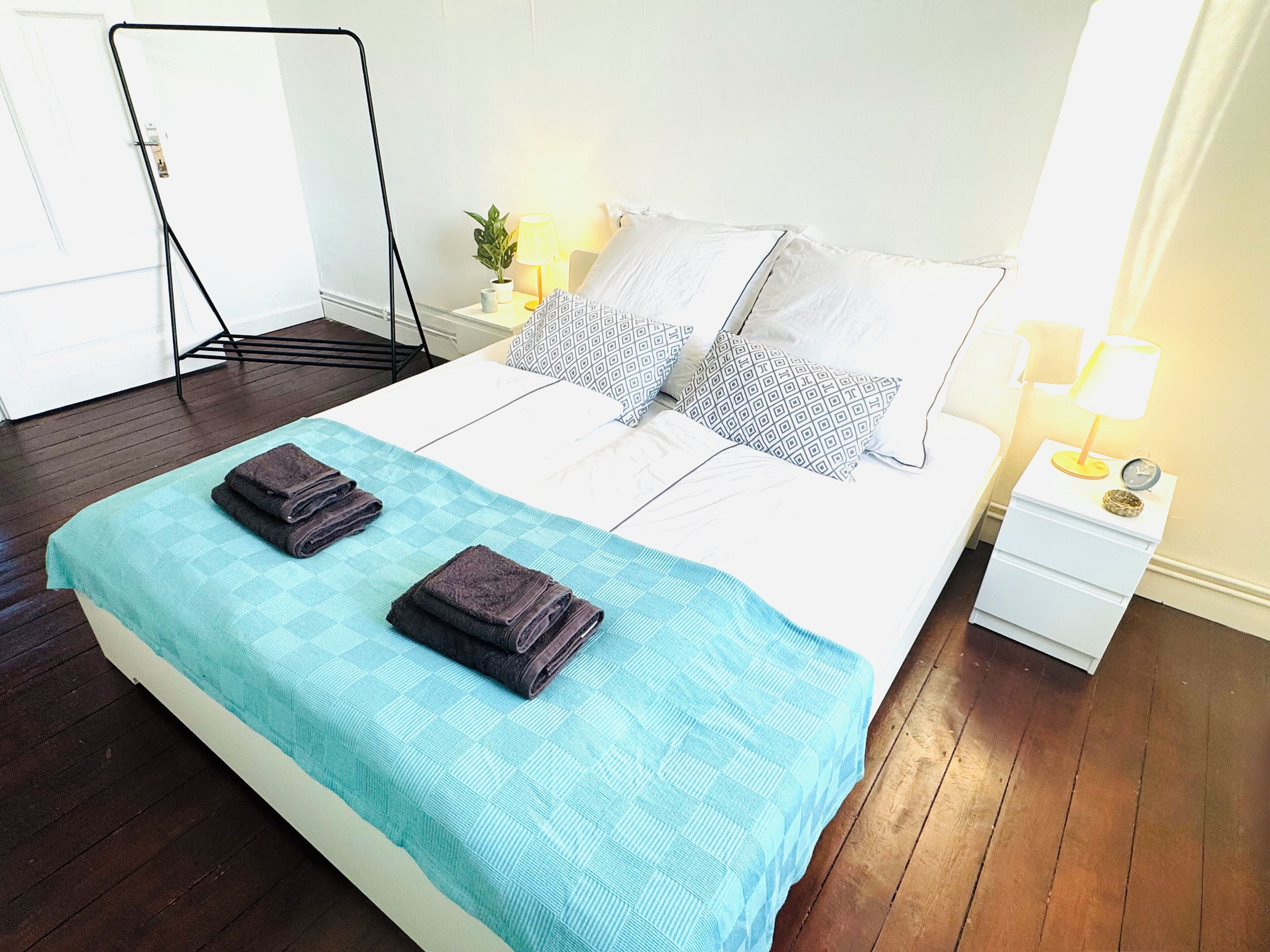 2 makuuhuonetta, työpöytä, silitysrauta/-lauta, ilmainen Wi-Fi