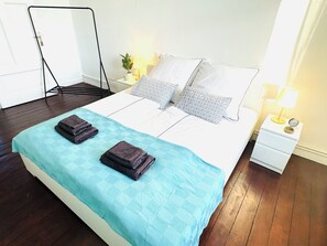 2 slaapkamers, een bureau, een strijkplank/strijkijzer, gratis wifi