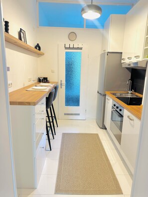Een koelkast, een oven, een kookplaat, een koffiezetapparaat/waterkoker
