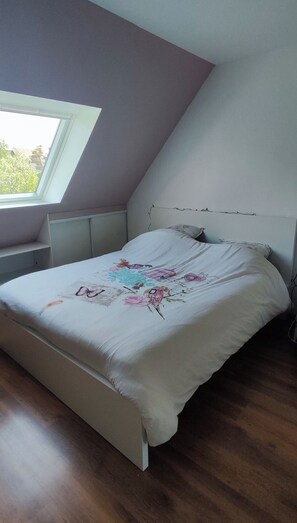 3 chambres, fer et planche à repasser, Wi-Fi, draps fournis