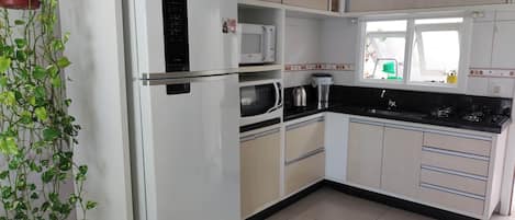 Frigorifero, microonde, forno, piano cottura