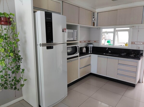 Geladeira, micro-ondas, fogão, cooktop
